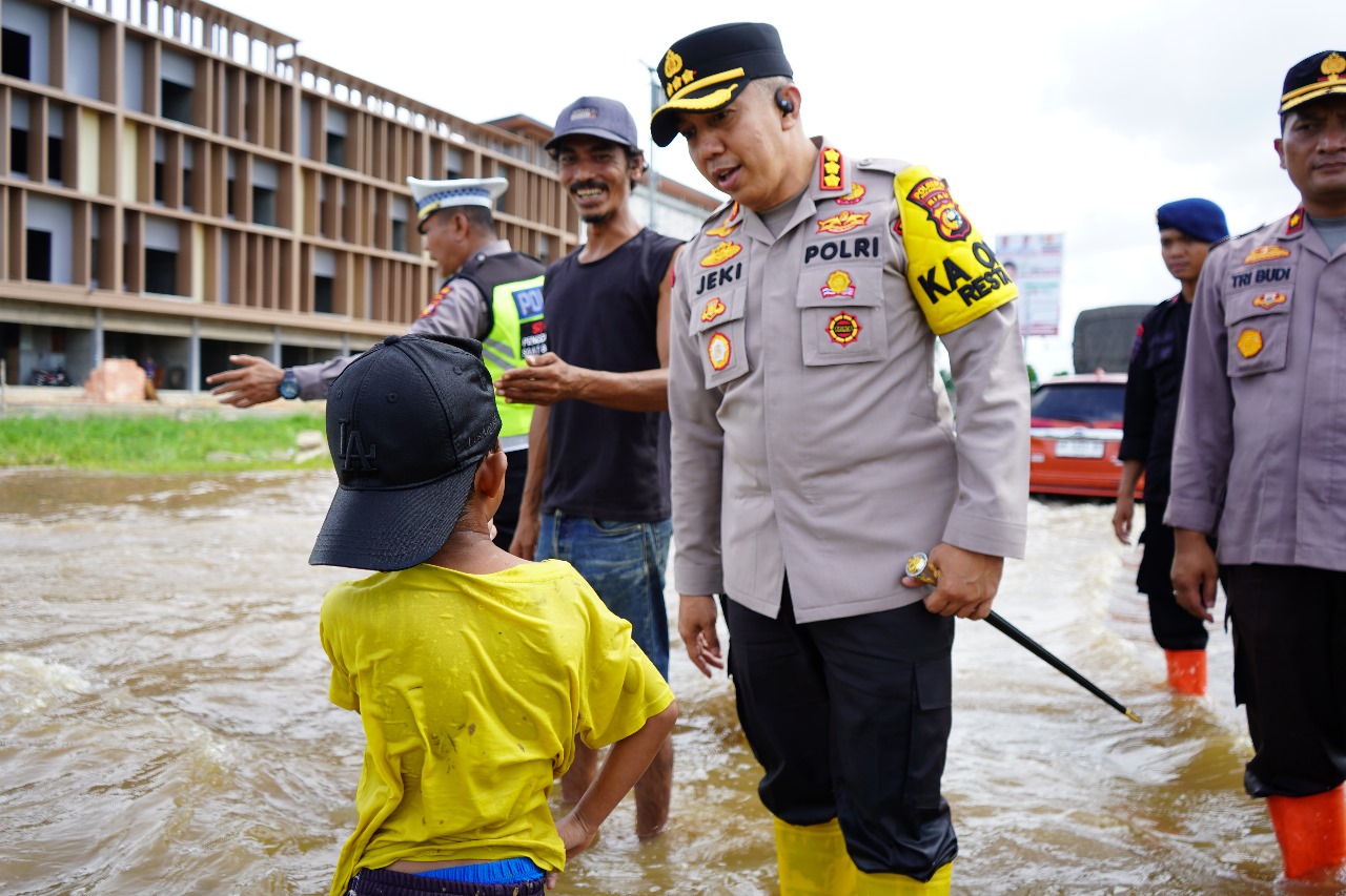 Berjibaku Tinjau Lokasi Air Tergenang di Jalan Sudirman Siak 4, Kapolresta: Kita Siagakan Personil